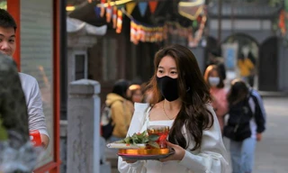 “Khi đi lẻ bóng, khi về có đôi”, nhiều bạn trẻ từ khắp nơi đã tìm đến Chùa Hà để cầu duyên. Ảnh: Đức Văn.