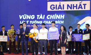 Ba chàng trai Văn Đức Bảo, Huỳnh Ngọc Hải, Đinh Việt Tùng đến từ Trường ĐH Ngoại thương cơ sở 2 (TP.HCM) đã giành giải nhất Chương trình Kỹ năng quản lý tài chính 2020.
