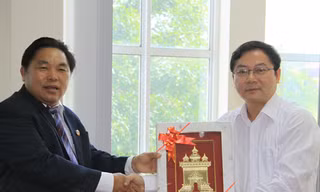 Đoàn cựu cán bộ T.Ư Đoàn Lào thăm báo Tiền phong