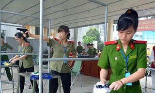 Nữ sinh cảnh sát thi tài bắn súng
