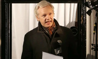 Ông Julian Assange phát biểu trước ban công Tòa đại sứ Ecuador hôm 20-12