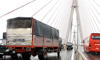 Xe tải quay 360 độ trên cầu Cần Thơ