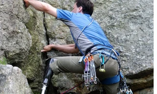 Chinh phục núi đá bằng đôi chân giả