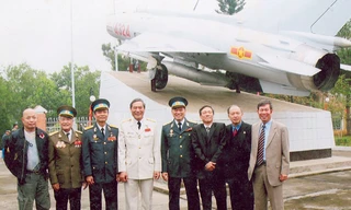 Từ trái qua phải: Những phi công trong biên đội đưa tiễn Bác năm xưa: Thứ nhất: ông Nguyễn Hồng Mỹ, thứ hai: Nguyên Viện trưởng Viện KSND Tối cao Lê Thanh Đạo, thứ tư: Trung tướng Nguyễn Đức Soát, thứ năm: Trung tướng Phạm Phú Thái