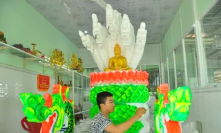 Sinh viên Trà Vinh tất bật làm hoa đăng cho lễ hội Ok Om Bok 