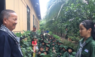 Nguyên Phó Thủ tướng Trương Vĩnh Trọng trò chuyện với thiếu nhi. Ảnh: TĐBT