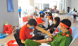 Hàng trăm bạn trẻ sôi nổi hiến máu tại trường ĐH An Giang 