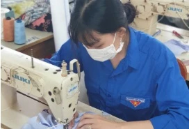 An Giang: May 5000 khẩu trang tặng sinh viên và người dân