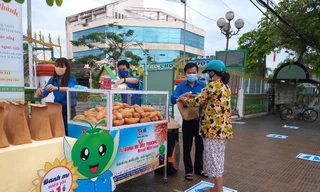 Bánh mì yêu thương ấm lòng người nghèo mùa COVID - 19