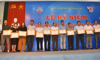 Chủ tịch UBND tỉnh Bến Tre tặng bằng khen phóng viên báo Tiền Phong 