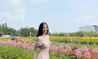Hoa khôi Thúy Vi khoe sắc vóc gợi cảm bên làng hoa đón Xuân
