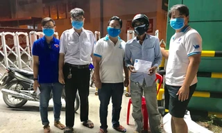 Tình nguyện viên chống dịch Cần Thơ góp tiền giúp đỡ xe ôm bị nạn