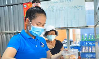 Ấm lòng bữa cơm dành cho bệnh nhân không về quê đón Tết 
