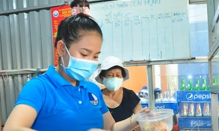 Ấm lòng bữa cơm dành cho bệnh nhân không về quê đón Tết 