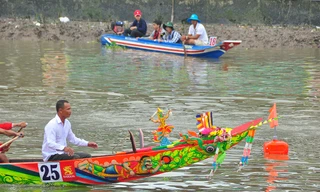 Nghìn người đứng kín bờ sông mê mải xem đua ghe ngo ở Sóc Trăng
