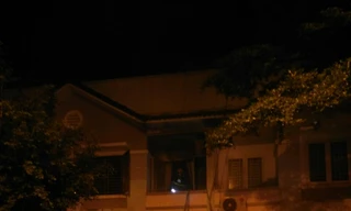 Ngôi nhà bốc cháy trong đêm khiến khu dân cư náo loạn