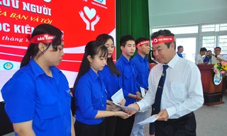 Chủ nhật Đỏ tiếp sức sinh viên nghèo vượt khó