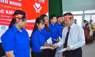 Chủ nhật Đỏ tiếp sức sinh viên nghèo vượt khó