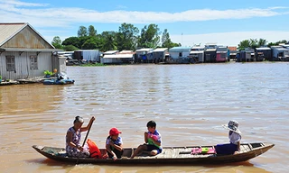 Học sinh băng sông trong mùa lũ tới trường khai giảng
