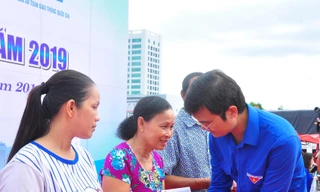 Bí thư Trung ương Đoàn Bùi Quang Huy tặng quà cho gia đình nạn nhân ị tai nạn giao thông. Ảnh: Hoà Hội