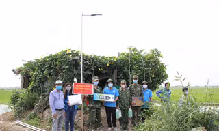 Tặng đèn năng lượng mặt trời ở chốt chặn cho chiến sỹ biên giới phòng dịch COVID-19