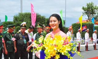'Bóng hồng' tặng hoa đoàn quân đội Campuchia ở cửa khẩu quốc tế Tịnh Biên