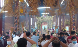 Đông nghịt người viếng chùa ngày đầu năm mới ở Cần Thơ