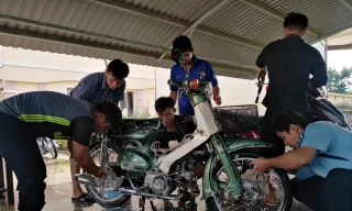 Đoàn viên thanh niên 'xứ Dừa' rửa xe gây quỹ ủng hộ đồng bào miền Trung
