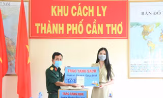 Hoa khôi Huỳnh Thúy Vi tặng sách cho người dân trong khu cách ly phòng dịch COVID