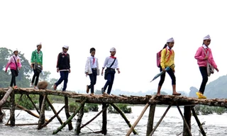 Hàng trăm học sinh phải lội sông đến trường