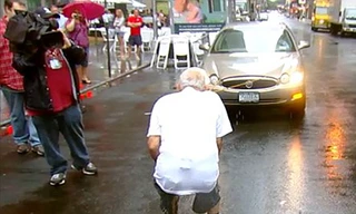 Cụ ông 91 tuổi dùng răng kéo xe 1,7 tấn