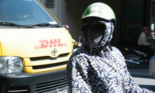 Mặc áo chống nắng - dấu hiệu của tuổi tác? Ảnh: Nguyễn Mạnh Hà