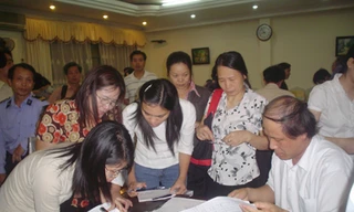 Giao nhận hồ sơ tuyển sinh giữa sở GD&ĐT và các trường ĐH, CĐ năm 2010	Ảnh : Hồ Thu