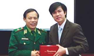 Tổng biên tập Đoàn Công Huynh trao quà lưu niệm cho Thiếu tướng Nguyễn Xuân Quảng – Chủ nhiệm Chính trị Bộ đội Biên phòng. Ảnh: Hồng Vĩnh