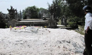 Ngôi mộ cụ C. từng bị những người mê tín đào bới, đốt phá