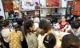 Người dân chen nhau mua vàng tại Công ty vàng bạc Bảo tín Minh Châu