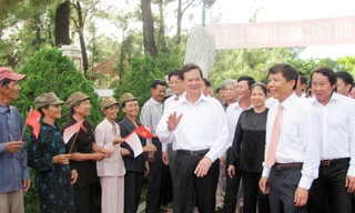 Thủ tướng Nguyễn Tấn Dũng thăm, tặng quà các thanh niên xung phong. Ảnh: HN