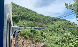 Tàu SE3 trật bánh khi qua đèo Hải Vân. Ảnh hành khách cung cấp.