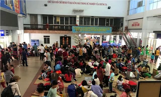 Hàng nghìn hành khách bị ảnh hưởng do đường sắt Bắc - Nam tê liệt vì tai nạn.