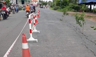 Vị trí sạt lở dài khoảng 140m trên Quốc lộ 91 qua An Giang. Ảnh: Kim Hà.