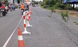 Vị trí sạt lở dài khoảng 140m trên Quốc lộ 91 qua An Giang. Ảnh: Kim Hà.