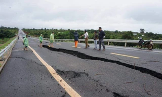 Sụt lún tại Dự án đường Hồ Chí Minh đoạn tránh Chư Sê (Gia Lai), tuyến đường vừa làm xong chưa nghiệm thu.