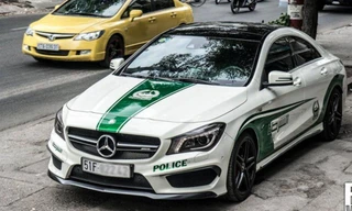 Một xe ô tô dán logo, hình ảnh cảnh sát Dubai - UAE trên đường phố Việt Nam. Ảnh minh họa: IE.