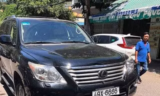 Chiếc Lexus gây tai nạn với biển tứ quý.