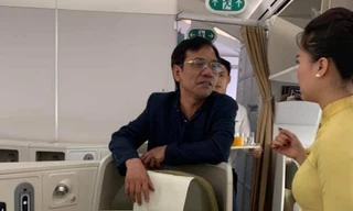 Hành khách Vũ Anh Cường (áo đen) được tiếp viên mời khỏi máy bay sau khi bị tố sờ soạng khách nữ cùng khoang thương gia. Ảnh: BGT.