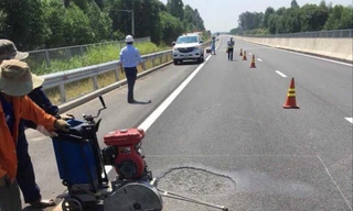 Công nhân khắc phục hư hỏng trên tuyến cao tốc Đà Nẵng - Quảng Ngãi.