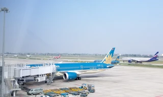 Sân bay Nội Bài đã bắt đầu tắc vào giờ cao điểm. Ảnh tàu bay xếp hàng dài đợi tới lượt cất cánh.