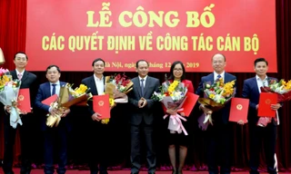 Ông Hoàng Hồng Giang (thứ 2 từ trái sang) bị điều chuyển khỏi Cục Đường thủy nội địa và hạ chức từng cục trưởng xuống làm Cục phó Cục Hàng hải Việt Nam. Ảnh: MT.