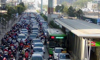 Hà Nội dự kiến sẽ thí điểm cấm xe máy trên tuyến đường Lê Văn Lương và Nguyễn Trãi trước khi mở rộng các tuyến khác.