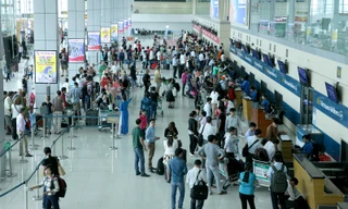 Hành khách làm thủ tục bay nội địa tại sân bay Nội Bài (Hà Nội). Ảnh chụp thời điểm chưa có dịch COVID-19.